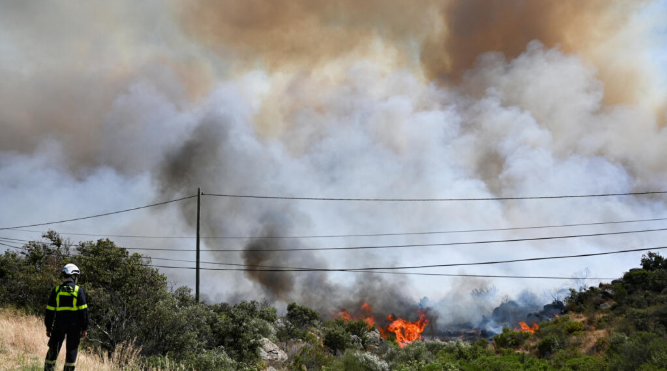 Ribuan Warga Prancis Menderita Akibat Kebakaran Hutan, Para Turis Terjebak